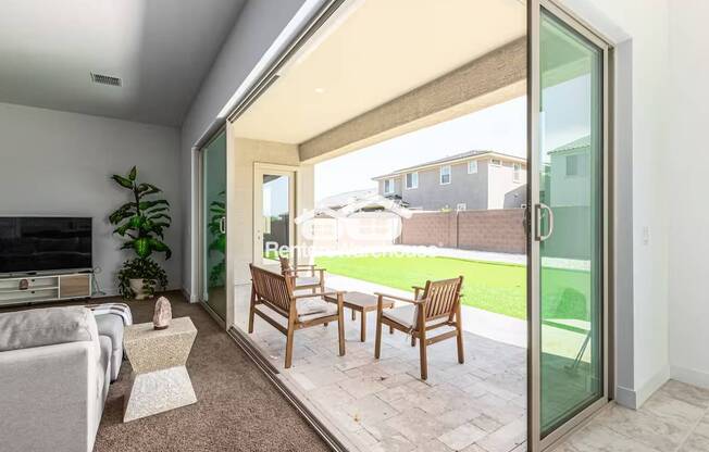 8615 W SOLANO DR