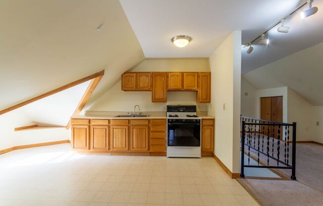 2 beds, 1 bath, $1,000, Unit Unit 4