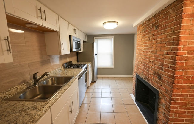 1 bed, 1 bath, 700 sqft, $1,750, Unit 2R