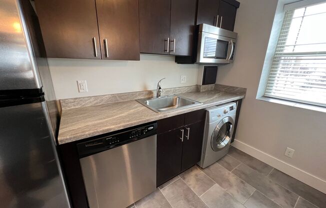 1 bed, 1 bath, 650 sqft, $1,295, Unit Unit 301 A650 Corner Unit w/Nook and Downtown View