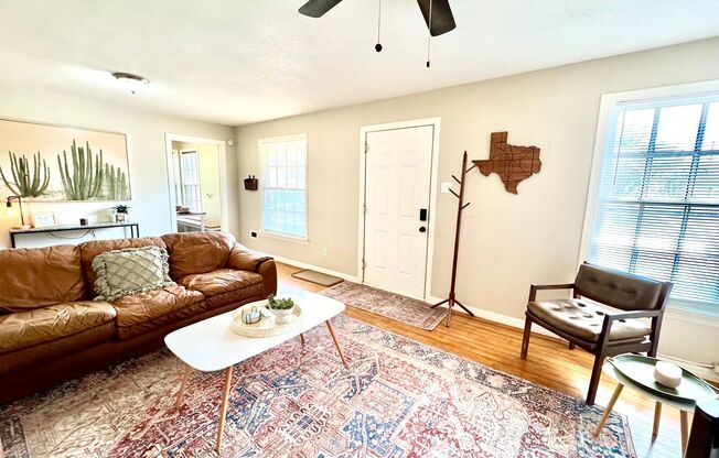 Blue Wall Oasis Mid-Term Rental 2/1 with a full basement