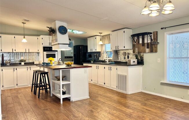 Spacious 3bed/2bath home in Bay Hills village Only $1570/mo