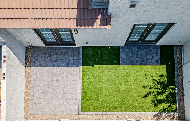 Fully Remodeled! 2 bed 2 bath Town-home in Central Phoenix!! Gated Community with Pool!