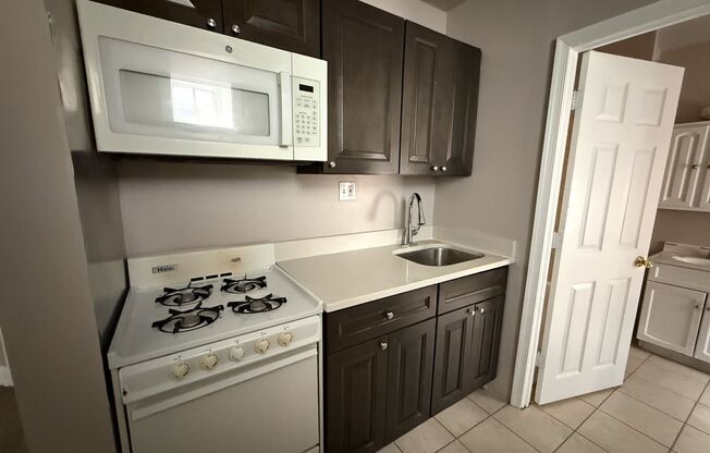 2 beds, 1 bath, 736 sqft, $1,350, Unit 6