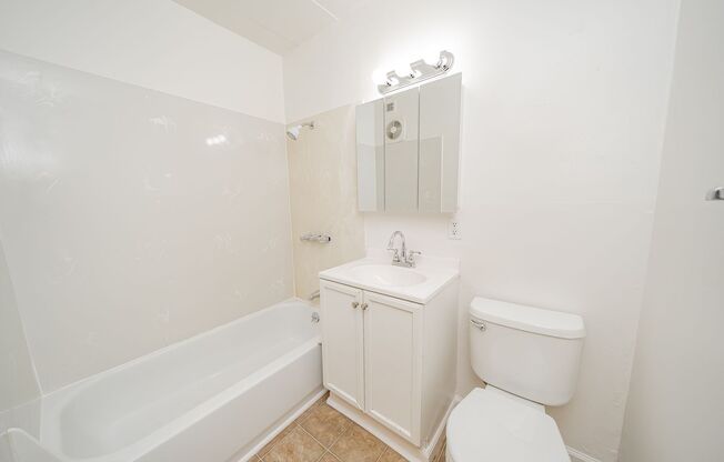 2 beds, 1 bath, $2,195, Unit 4