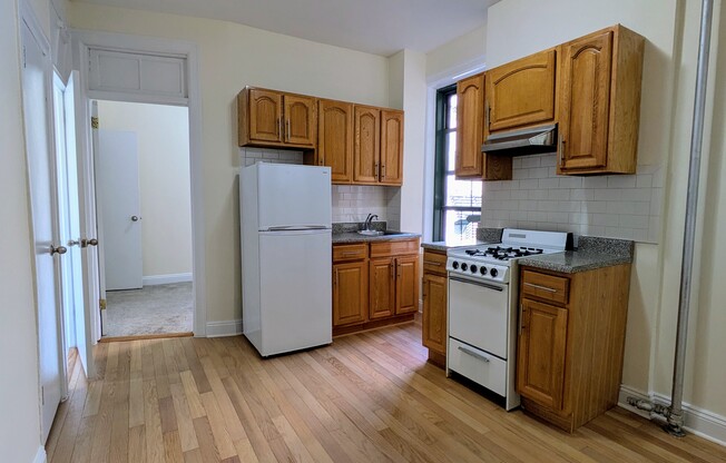 2 beds, 1 bath, $3,100, Unit 4B