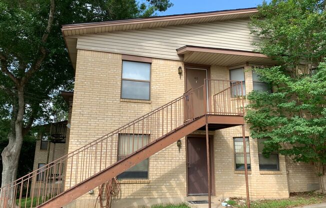 2/2 Apartment on The Hill! Minutes from Landa Park & Loop 337! Excellent Location!