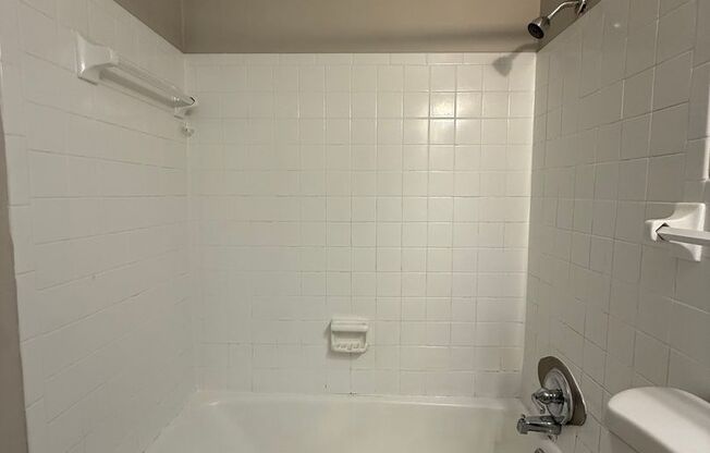 2 beds, 1 bath, 1,000 sqft, $1,195, Unit B24