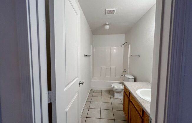 2 beds, 1 bath, 950 sqft, $1,295, Unit 4220-05