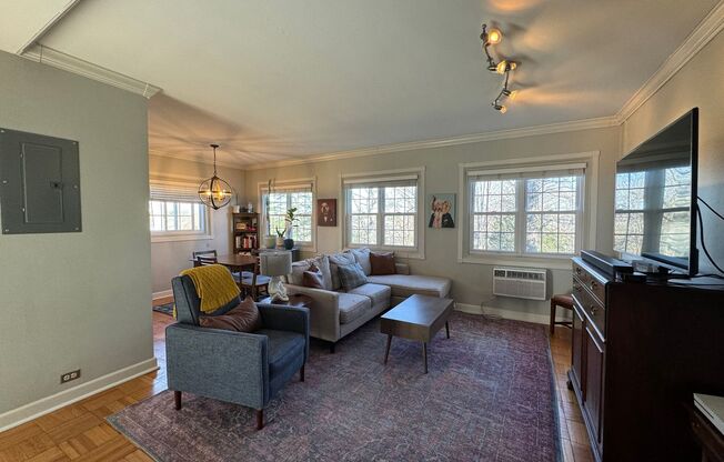 Charming 1 Bed 1 Bath End Unit Condo In Amenity-Filled Parkfairfax