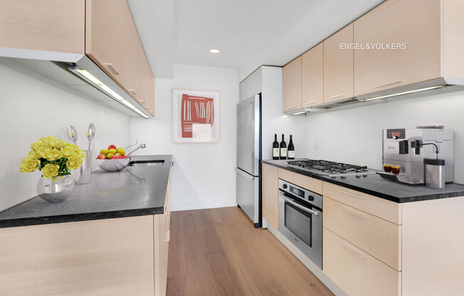 1 bed, 1 bath, 818 sqft, $5,400, Unit 33C