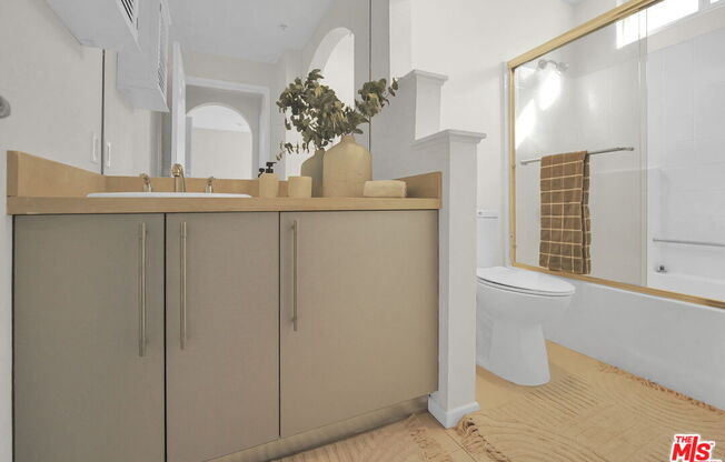 2 beds, 2 baths, 942 sqft, $559,900, Unit 135