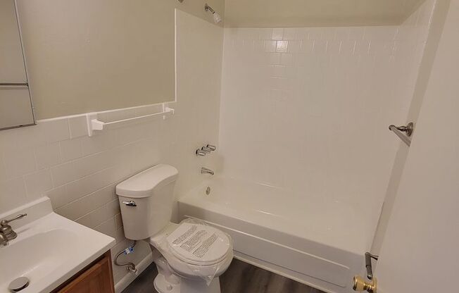1 bed, 1 bath, 628 sqft, $1,100, Unit 215-F