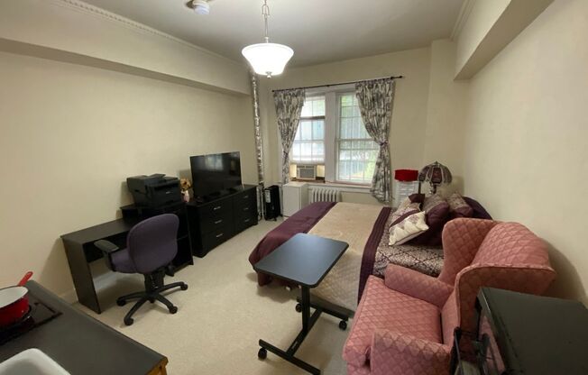 Have Breakfast at Tiffany's! Cozy Studio at The Tiffany! Great Dupont Location on 16th near U Street! Centrally located
