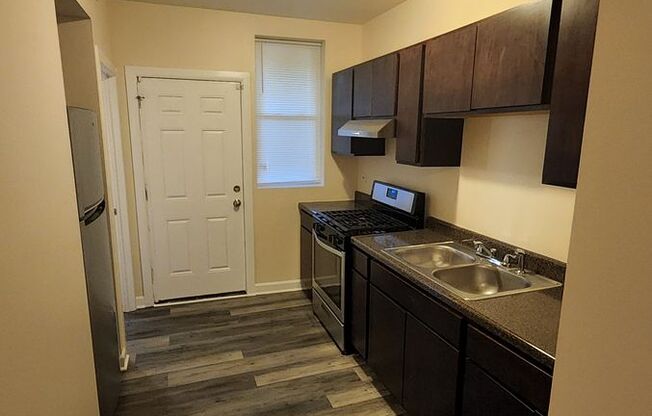 3 beds, 1 bath, $2,300