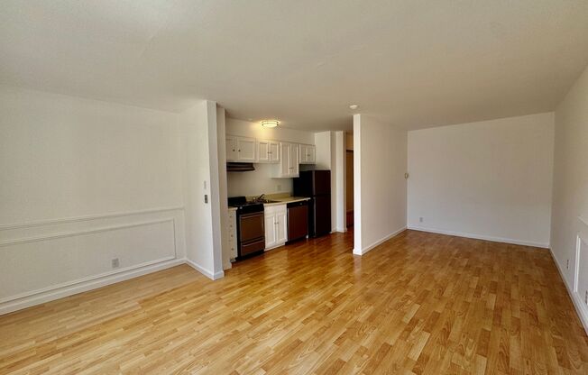 Pacific Heights: Sunny Studio Located One Block from Fillmore w/ Dining Area, Laundry Onsite & Optional Parking