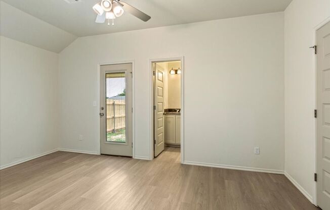 2 beds, 2 baths, $1,200, Unit Apt B