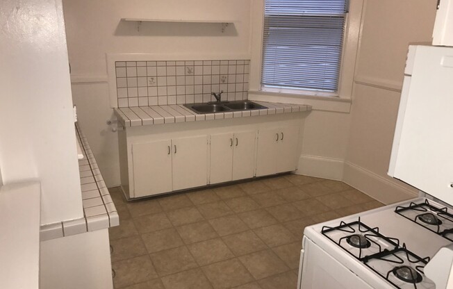 Classic one bedroom in central nob hill easy commute downtown and to shuttles!