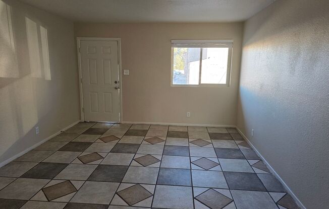 2 beds, 1 bath, 750 sqft, $1,095, Unit UNIT 4