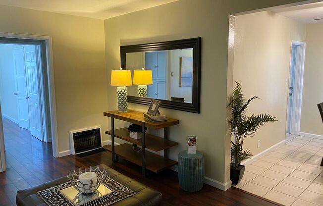 2 beds, 1 bath, $2,295, Unit 639 W Pomona Blvd, Unit C