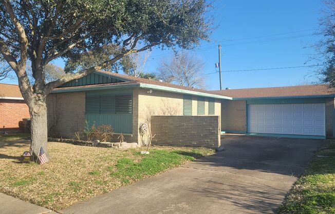Single Story 3 bed 2 bath - close to the beach