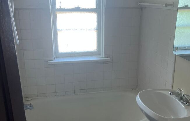 1 bed, 1 bath, $1,050, Unit 321