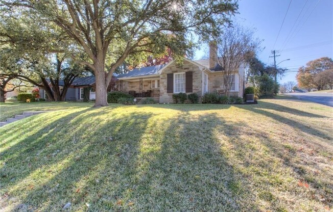 Delightful 3 bedroom, 2 bath home within walking distance of TCU- 76109