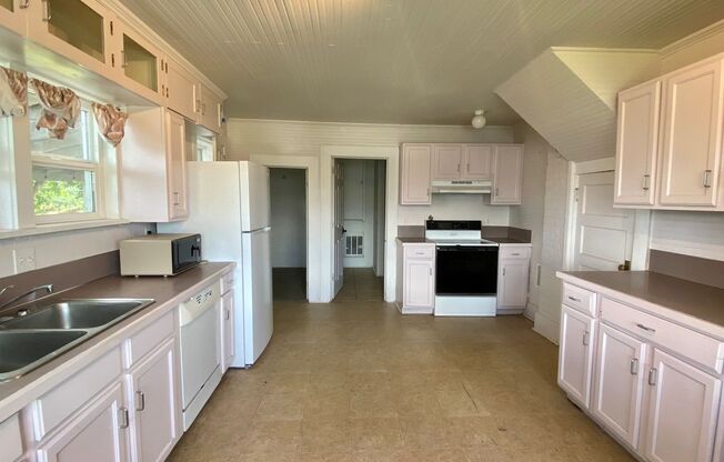 3 beds, 1 bath, $1,700