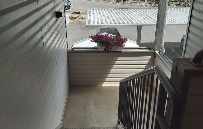 2 beds, 1 bath, 750 sqft, $1,375, Unit Bluff-7