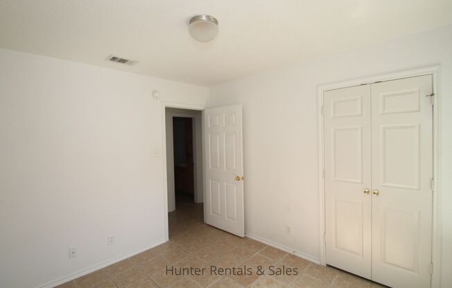 3 beds, 2 baths, $1,250, Unit Unit A