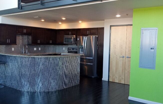 **STUNNING Condo PENTHOUSE for RENT in Downtown ABQ! Showings available NOW!