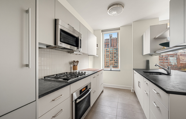 1 bed, 1 bath, 861 sqft, $6,000, Unit 8U