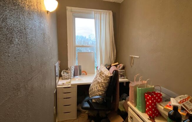 AVAILABLE MAY 2026  - 2.5 Bedroom Home in Mt Washington w/ Fenced In Yard!