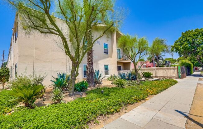 Apartment Building in Park Mesa Heights with Laundry On-Site and Parking