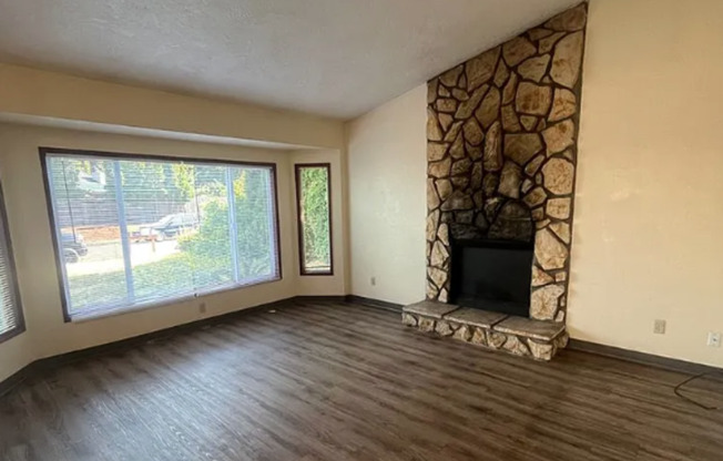Spacious 3 Bedroom Home with Fenced Yard & Oversized Garage in Eugene