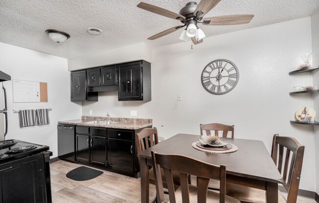 2 beds, 1 bath, 799 sqft, $1,045