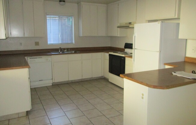 4 beds, 2 baths, $1,595, Unit D