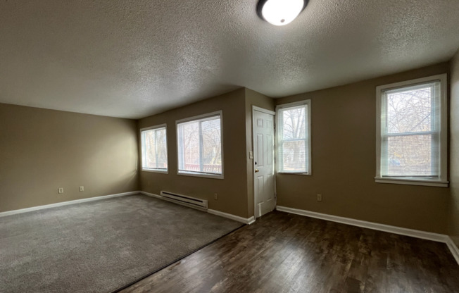 3 beds, 1 bath, $1,425, Unit Unit 4