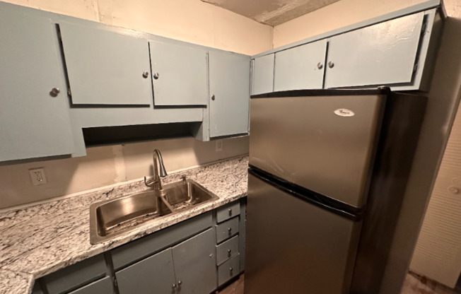 1 10 JOLLY AVE APTS