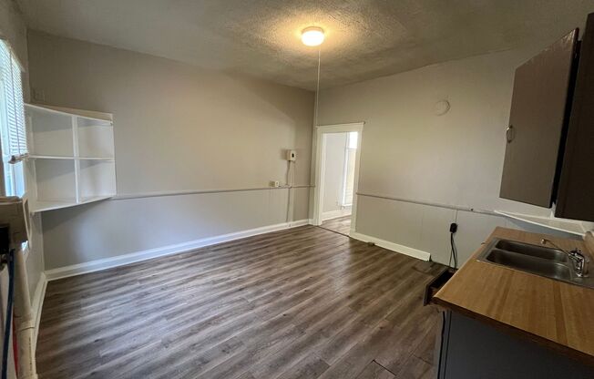 2 beds, 1 bath, $925