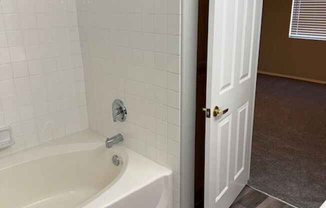 2 beds, 2 baths, $1,400, Unit Unit 2127, Bldg 32