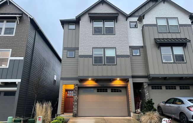 BEAUTIFUL LUXURY Style Townhouse with a gorgeous VIEW! Gated community in Camas! Top Rated Schools!