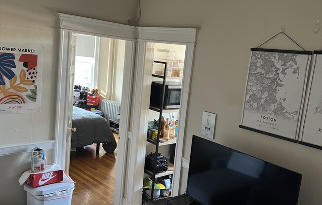 2 beds, 1 bath, $3,000, Unit 18