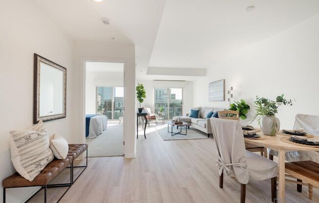 UNBEATABLE LOCATION 1 BEDROOM, TOP FLOOR  + PARKING IN THE HEART OF GASLAMP QUARTER– PETS WELCOME!!!