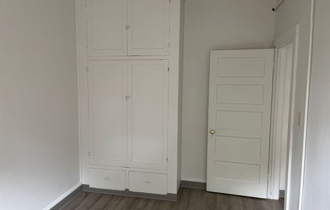 2 beds, 1 bath, $810, Unit D-2