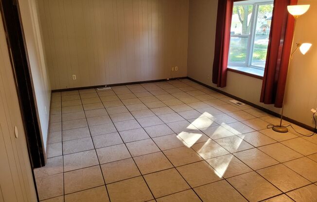 Great Ranch House next to a Park and Public Swimming Pool!