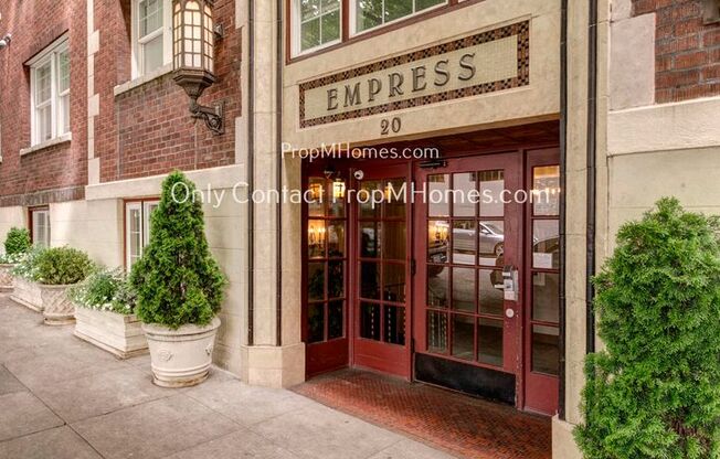 Vibrant NW Portland Studio At The Classic Empress Condominiums!