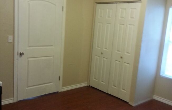 2 beds, 1 bath, 998 sqft, $950