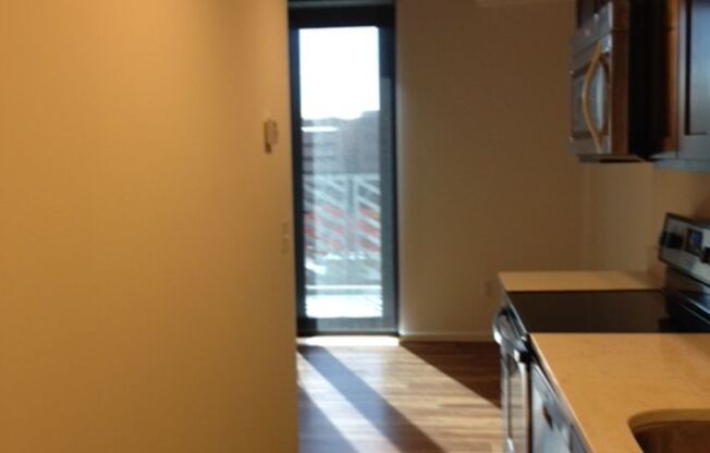 1 bed, 1 bath, 608 sqft, $1,160, Unit 909