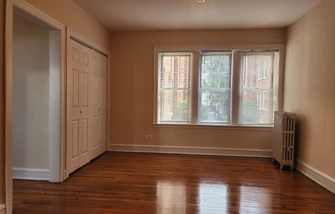 Belmont-Cragin One Bed/1 Bath! Cats welcome **Income Guidelines Apply**